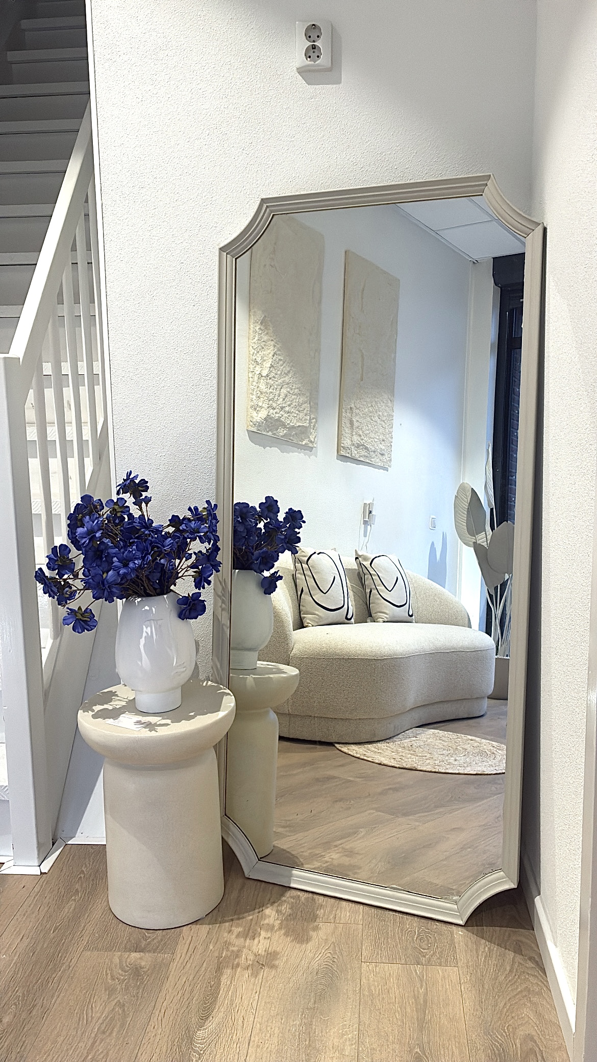 Spiegel met blauwe bloemen, met in de spiegel de lounge